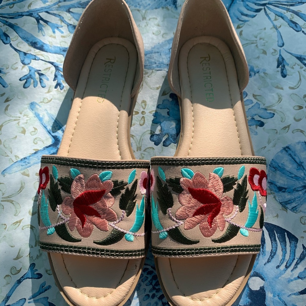Open toed flower flats
